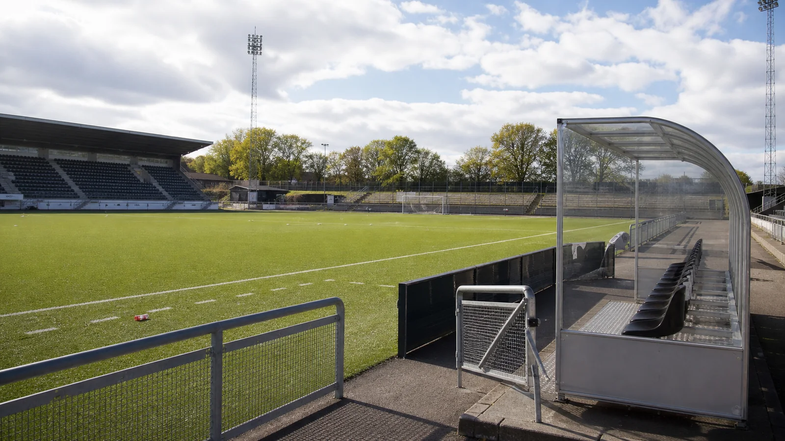 League Two, arenamiljø under kamp